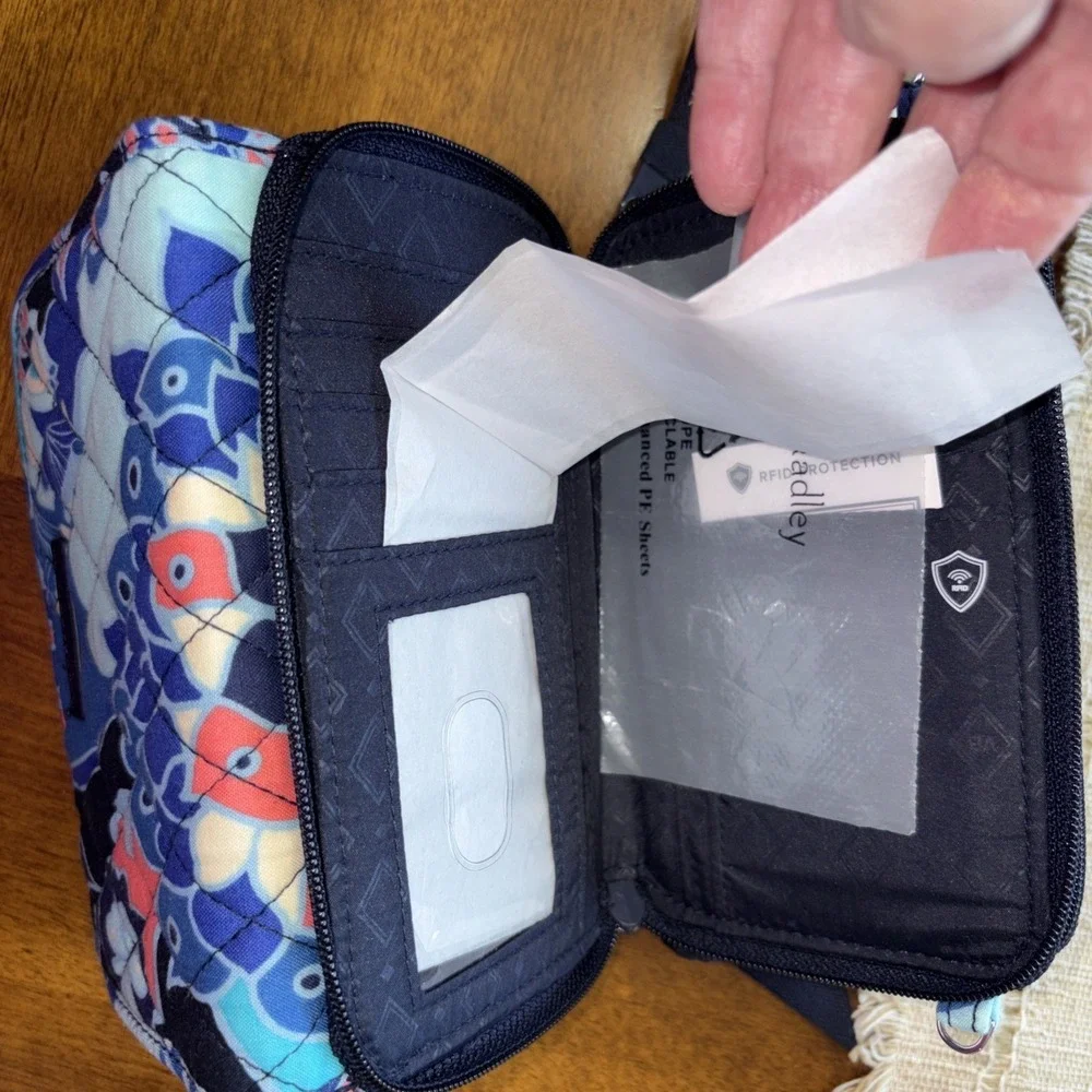 NEW WITH TAGS‎ Vera Bradley Crossbody and wristlet 3-in-1 In LOTUS FLOWER SWIRL